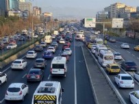  İSTANBUL TRAFİK - İstanbul'da haftaya yoğun trafikle başlandı