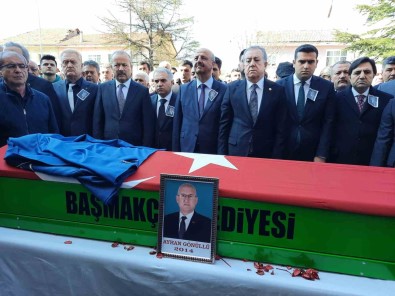Kalp Krizi Sonrasi Hayatini Kaybeden MHP'li Belediye Baskani Gönüllü Topraga Verildi