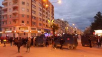 Mardin'de Kirmizi Isikta Bekleyen Araca Silahli Saldiri Açiklamasi 2 Ölü, 1 Yarali Haberi