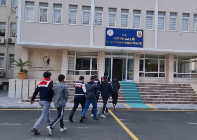 Mersin'de Sosyal Medya Dolandiricilarina Operasyon Açiklamasi 4 Gözalti