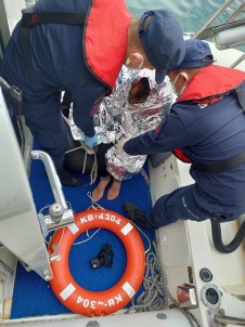Midilli Adasi'na Yüzerek Geçmek Isteyen Göçmen Sahil Güvenlik Ekiplerince Kurtarildi