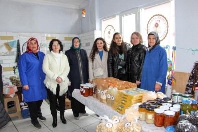 Osmaneli'nde Depremzede Aileler Yararina Hayir Çarsisi Kuruldu