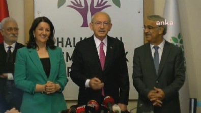 Pervin Buldan'ın Kemal Kılıçdaroğlu ile basın toplantısındaki mutluluğu dikkat çekti