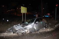 Tirla Çarpisip Hurdaya Dönen Otomobilde 2 Kisi Yaralandi Haberi