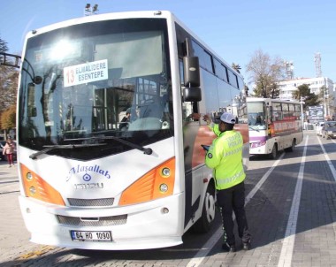 Usak'ta 951 Sürücüye Para Cezasi Kesildi