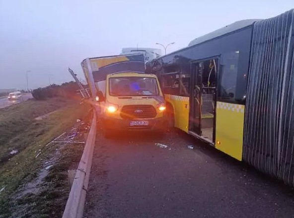 TEM'de sabah vaktinde kaza: TIR, İETT ve otomobil birbirine girdi
