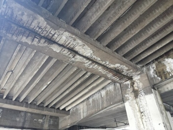 İstanbul depremine uyarı! İstanbul Otogarı'nın demirleri görüldü..