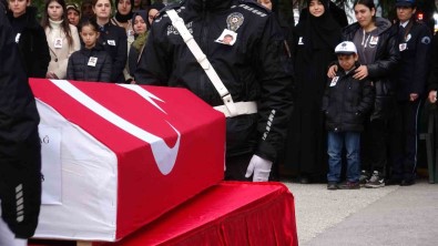 Babasinin Cenaze Törenine Polis Sapkasini Takarak Katildi
