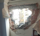  BEYLİKDÜZÜ - Beylikdüzü’nde yıkım sırasında yan binanın duvarı yıkıldı