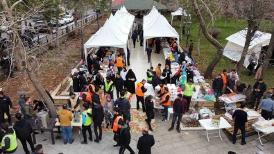 Bingöl'de Depremzedeler Için Yardim Kampanyasi Düzenledi
