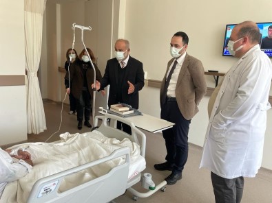 Hastanede Tedavi Gören Vatandaslara Kur'an-I Kerim Hediye Edildi