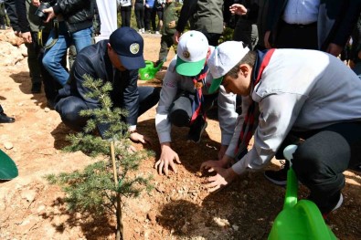 Isparta'da Deprem Sehitleri Anisina 400 Fidan Toprakla Bulusturuldu