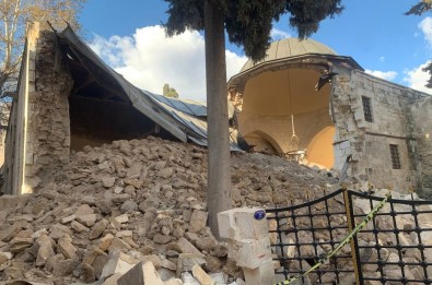 Kilis'te Agir Hasarli Tarihi Caminin Duvari Çöktü
