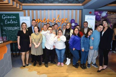Menekse 52+1 Kafe'de Özel Misafirler Günlerini Kutladi