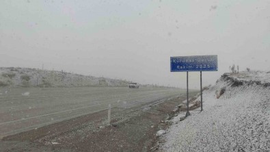 Van'in Yüksek Kesimlerinde Kar Yagisi Ve Sis Etkili Oldu