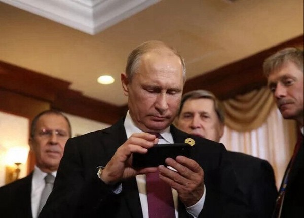 Rusya'dan devlet çalışanlarına Iphone yasağı: Çöpe atın