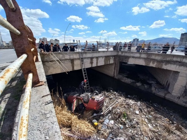 Kayseri'de sulama kanalına düşen otomobildeki 3 kişi yara almadan çıktı