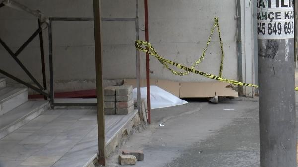 İstanbul’da sokak ortasında cinayet! Cesedin başında bekleyip...