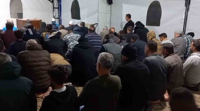 Depremden Etkilenen Osmaniye'de Ilk Teravih Namazi Çadirda Kilindi