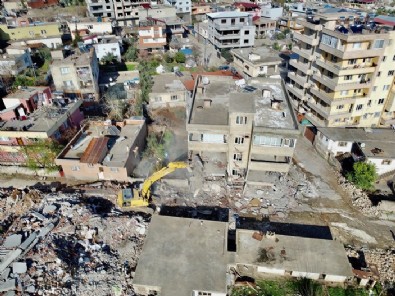 Depremin vurduğu Hatay'ın Hassa ilçesinde enkaz kaldırma çalışmaları devam ediyor