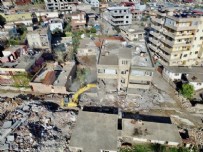  HATAY - Depremin vurduğu Hatay'ın Hassa ilçesinde enkaz kaldırma çalışmaları devam ediyor