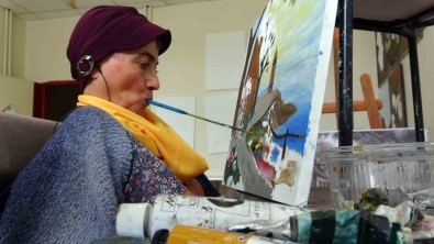 Engelli Kadin Agziyla Depremzedeler Için Resim Çiziyor