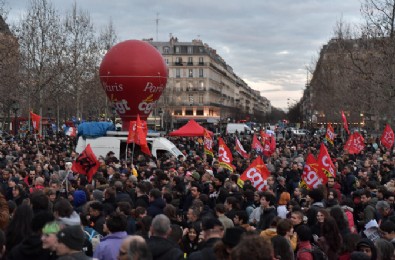 Fransa'da grev hayatı durdurdu: Akaryakıt istasyonları hizmet veremiyor