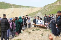 Maç Sirasinda Kalp Krizi Geçirerek Hayatini Kaybeden Futbolcu Topraga Verildi