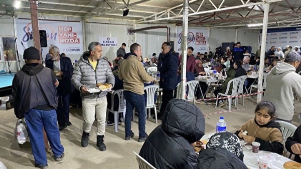 Deprem bölgesinde ilk sahur: Bu lokmayı acı şekilde yiyoruz