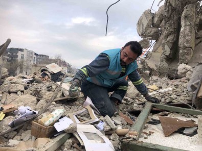 Babadan Kalan 50 Yillik Dükkânin Enkazinda Tirnaklariyla Hatiralarini Ariyor