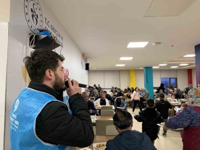 Depremzedeler Memleketlerinden Uzakta Ilk Iftarlarini Yapti