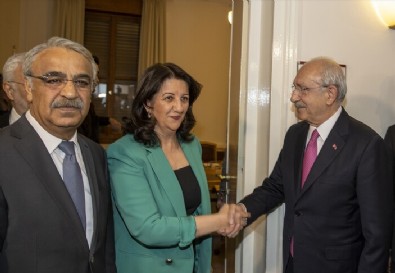 HDP'li Mithat Sancar, terör yandaşlığı nedeniyle cezaevinde olan arkadaşlarına özgürlük sözü verdi