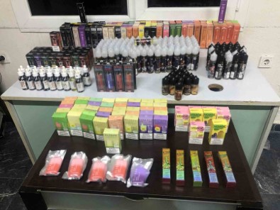 Izmir'de Bir Otomobilde 425 Adet Kaçak Elektronik Sigara Malzemeleri Ele Geçirildi