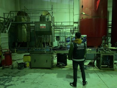Izmir'de Fabrikada 254 Ton Kaçak Akaryakit Ele Geçirildi