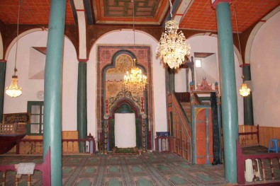 Tarihi Bektasbey Camii Ahsap Sütunlari Ve Süslemeleri Ile Ilgi Çekiyor