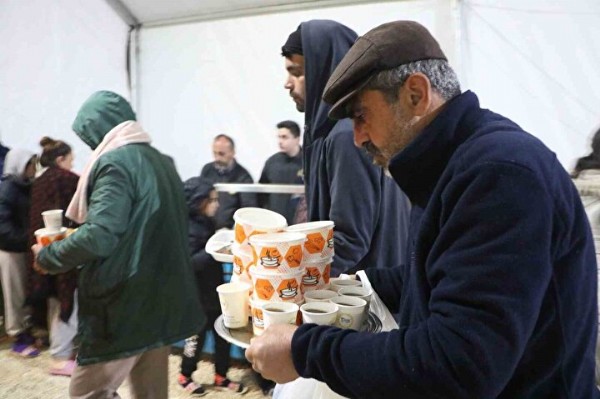 Deprem bölgesinde ilk sahur: Bu lokmayı acı şekilde yiyoruz