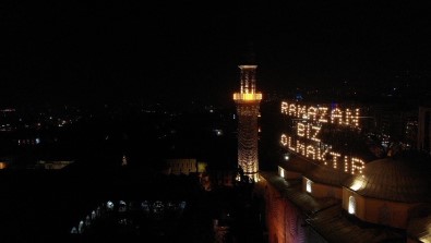 624 Yillik Ulu Cami'ye Asilan Ramazan Mahyasi Geceyi Aydinlatti
