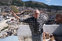 Emekli Müdür, 45 Yildir Çikarmadigi Kravatiyla Enkaz Temizliyor