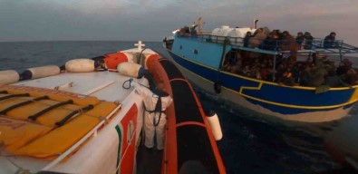 Italya'da Göçmen Operasyonu Açiklamasi 745 Göçmen Kurtarildi