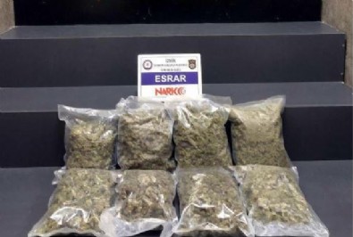 İzmir'de 4 kilo esrar ele geçirildi, 2 tutuklama