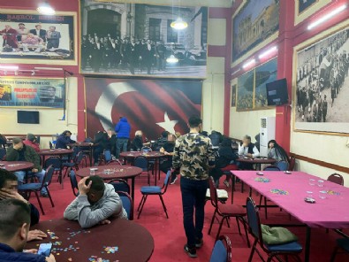 İzmir'de kumar oynarken suçüstü yakalanan 278 kişiye para cezası kesildi