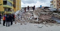 Malatya'da 5 katlı ağır hasarlı bina kendiliğinden çöktü