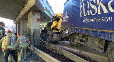 Pendik'te faciadan dönüldü! TIR üst geçide çarptı