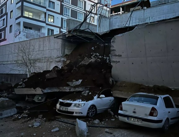 Yozgat’ta feci olay: İstinat duvarı çöktü, 11 araç hasar gördü!