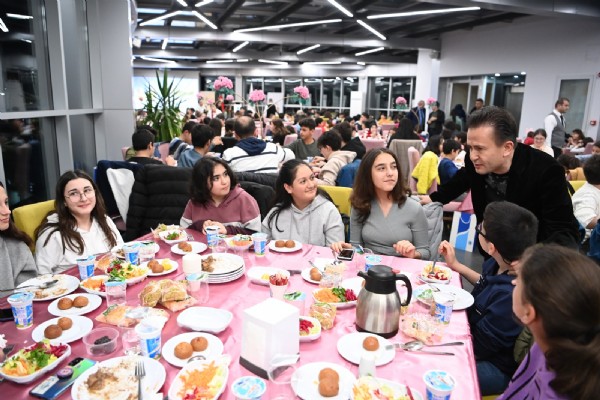 Tuzla’da ilk kez oruç tutan çocuklar iftarda buluştu