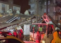  ZEY CADDESİ - Adıyaman'da ağır hasarlı üç katlı bina kendiliğinden çöktü