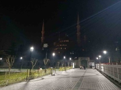 Sultanahmet Camii'nde Isiklar Depremde Hayatini Kaybedenler Için Söndürüldü