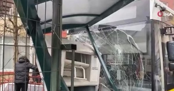 Kağıthane'de korku dolu anlar! Frenleri, boşalan halk otobüsü dehşet saçtı