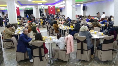 Yüksekova'da Depremzede Ailelere Iftar Yemegi