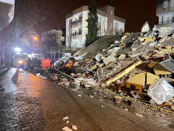 Adıyaman'da ağır hasarlı üç katlı bina kendiliğinden çöktü